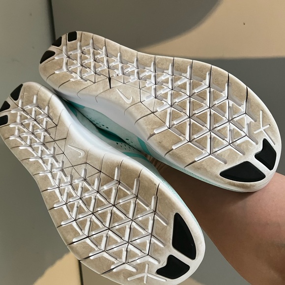 Big girls turquoise color Nike sneakers 7 youth - Picture 5 of 5